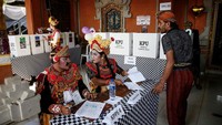 TPS di Bali mengusung tema yang sesuai dengan wilayahnya. Para petugas menggunakan kostum tari tradisional Bali. (Johannes Panji Christo/Anadolu via Getty Images)