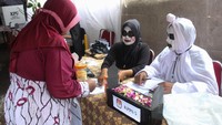 Tema unik juga terlihat di TPS 23 Rangkah, Surabaya, Jawa Timur. TPS ini dibuat seram, para petugas bahkan memakai kostum hantu. (ANTARA FOTO/Didik Suhartono)