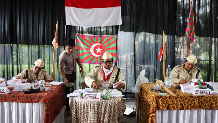 10 Potret Dekorasi TPS Unik, Tema Nikahan hingga Nuansa Jepang Electoral workers wear Defenders of the Homeland (PETA) costumes at a polling station during the general election in South Tangerang, on the outskirts of Jakarta, Indonesia, February 14, 2024. REUTERS/Ajeng Dinar Ulfiana