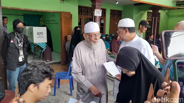 Abu Bakar Ba'asyir mencoblos di TPS 54 bersama keluarganya, Rabu (13/2/2024).
