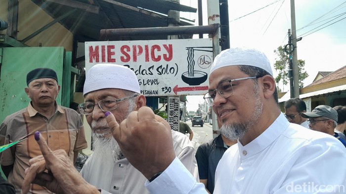 Abu Bakar Baasyir mencoblos di TPS 54 bersama keluarganya, Rabu (13/2/2024).