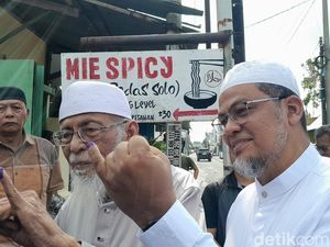Baasyir Nyoblos Pertama di Sukoharjo: Kita Pilih yang Ngerti Islam