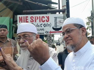 Baasyir Nyoblos Pertama di Sukoharjo: Kita Pilih yang Ngerti Islam