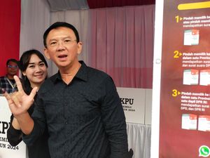 Ahok dan Puput Nastiti Devi Nyoblos di TPS 112 Pluit Jakut