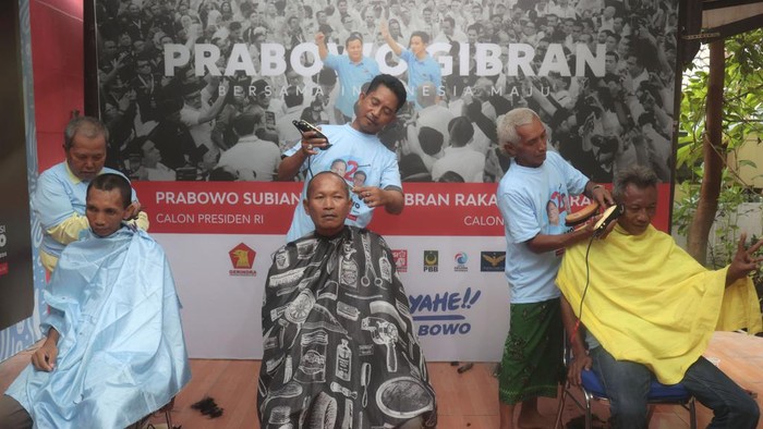 Aksi Cukur Rambut Rayakan Keunggulan Hitung Cepat Prabowo-Gibran Supporters of presidential candidate Prabowo Subianto and his running mate Gibran Rakabuming Raka, the eldest son of Indonesian President Joko Widodo, have their head shaven to celebrate the former general's lead in the unofficial vote count of the presidential election, Surabaya, Indonesia, Wednesday, Feb. 14, 2024. Defense Minister Prabowo Subianto held a commanding lead in early, unofficial tallies of Indonesia's presidential race Wednesday, potentially putting the former general on a path to claim victory in a three-way race to lead the world's third-largest democracy. (AP Photo/Trisnadi)