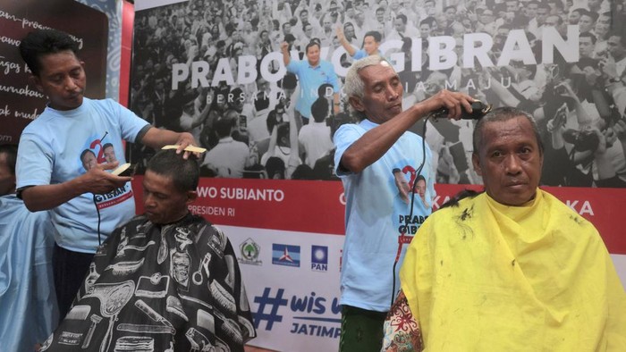 Aksi Cukur Rambut Rayakan Keunggulan Hitung Cepat Prabowo-Gibran Supporters of presidential candidate Prabowo Subianto and his running mate Gibran Rakabuming Raka, the eldest son of Indonesian President Joko Widodo, have their head shaven to celebrate the former general's lead in the unofficial vote count of the presidential election, Surabaya, Indonesia, Wednesday, Feb. 14, 2024. Defense Minister Prabowo Subianto held a commanding lead in early, unofficial tallies of Indonesia's presidential race Wednesday, potentially putting the former general on a path to claim victory in a three-way race to lead the world's third-largest democracy. (AP Photo/Trisnadi)