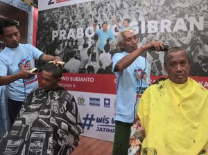 Aksi Cukur Rambut Rayakan Keunggulan Hitung Cepat Prabowo-Gibran