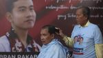 Aksi Cukur Rambut Rayakan Keunggulan Hitung Cepat Prabowo-Gibran