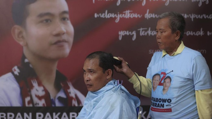 Aksi Cukur Rambut Rayakan Keunggulan Hitung Cepat Prabowo-Gibran Supporters of presidential candidate Prabowo Subianto and his running mate Gibran Rakabuming Raka, the eldest son of Indonesian President Joko Widodo, have their head shaven to celebrate the former general's lead in the unofficial vote count of the presidential election, Surabaya, Indonesia, Wednesday, Feb. 14, 2024. Defense Minister Prabowo Subianto held a commanding lead in early, unofficial tallies of Indonesia's presidential race Wednesday, potentially putting the former general on a path to claim victory in a three-way race to lead the world's third-largest democracy. (AP Photo/Trisnadi)