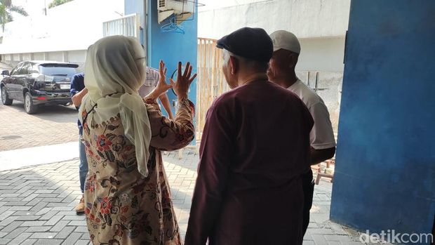 Amien Rais dan istri sempat berbincang dengan warga saat di TPS Condongcatur, Sleman, Rabu (14/2/2024).