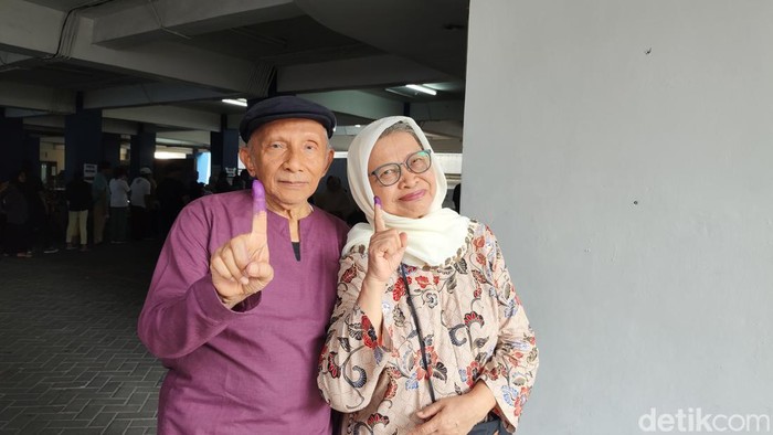 Ketua Majelis Syura Partai Ummat, Amien Rais, bersama Istrinya Kusnasriyati Sri Rahayu saat usai mencoblos di TPS 124 Condongcatur.
