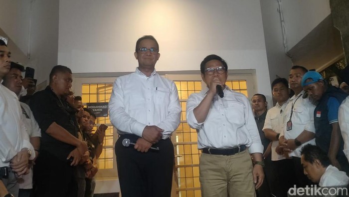 Anies Baswedan dan Muhaimin Iskandar (Cak Imin) menyampaikan keterangan pers terkait hasil sementara Pilpres 2024 (Dwi Rahmawati/detikcom)