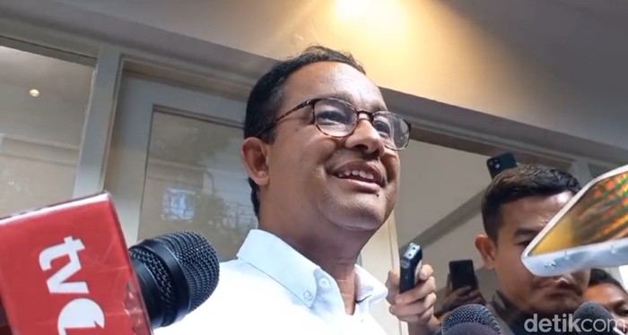 Anies Baswedan meninggalkan markas Timnas AMIN, 14 Februari 2024 petang. (Dwi Rahmawati/detikcom)