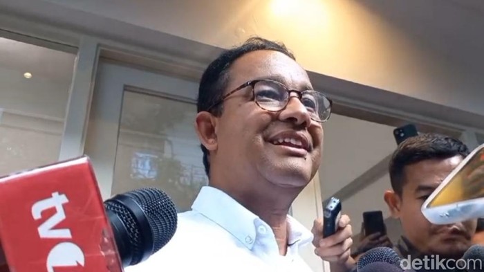 Anies Baswedan meninggalkan markas Timnas AMIN, 14 Februari 2024 petang. (Dwi Rahmawati/detikcom)