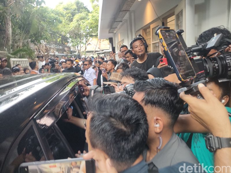 Anies Baswedan meninggalkan markas Timnas AMIN, 14 Februari 2024 petang. (Dwi Rahmawati/detikcom)