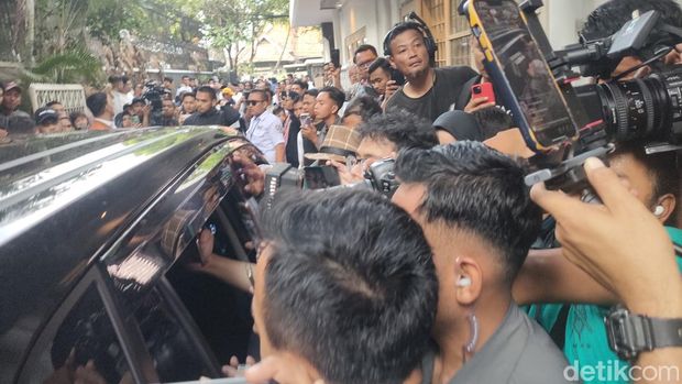 Anies Baswedan meninggalkan markas Timnas AMIN, 14 Februari 2024 petang. (Dwi Rahmawati/detikcom)