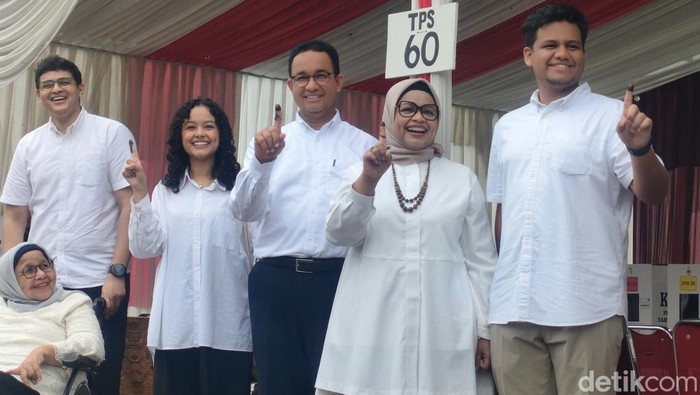 Anies Baswedan usai mencoblos bersama keluarganya. (Dwi Rahmawati/detikcom).