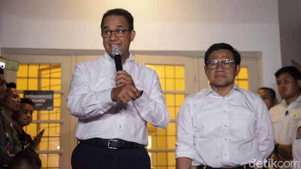 Pasangan capres-cawapres Anies Baswedan-Muhaimin Iskandar (Cak Imin) memberikan pernyataan terkait quick count Pemilu 2024, Rabu (14/2/2024). Pasangan AMIN tetap menunggu hasil resmi KPU.