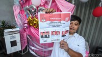 TPS ini diketahui mengusung tema Valentine, nampak juga dari dekorasi serba pink di lingkungan TPS.
