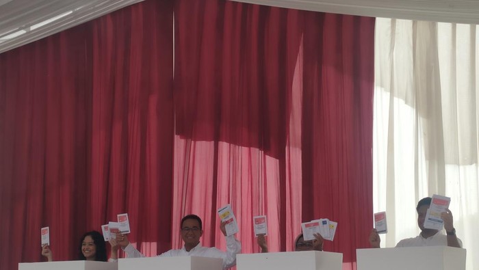 Anies nyoblos bersama keluarganya (Dwi Rahmawati/detikcom)