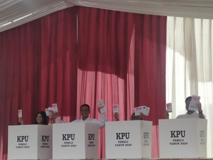 Kompak Berbaju Putih, Anies Nyoblos Bareng Keluarga di Lebak Bulus