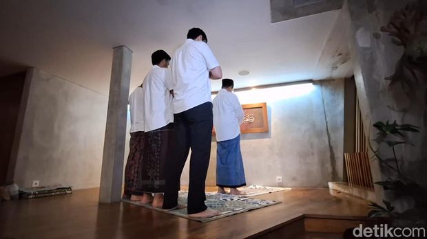 Anies Salat Subuh bareng keluarganya (Dwi Rahmawati/detikcom)