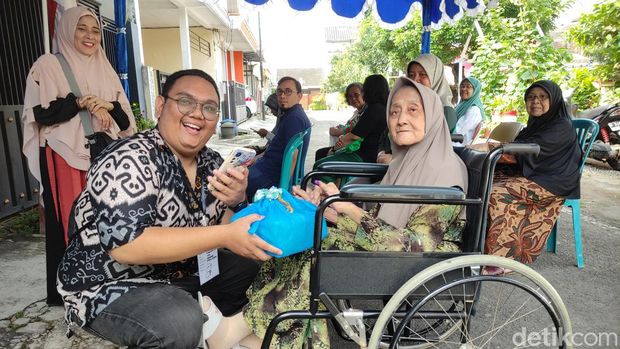 Antusias Suniyah nyoblos meski harus dibantu kursi roda