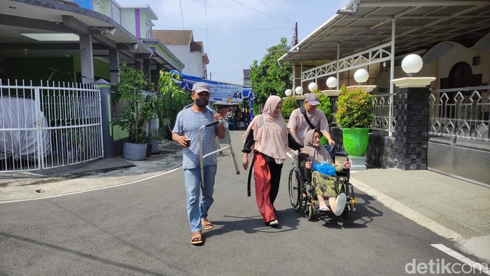 Antusias Suniyah nyoblos meski harus dibantu kursi roda