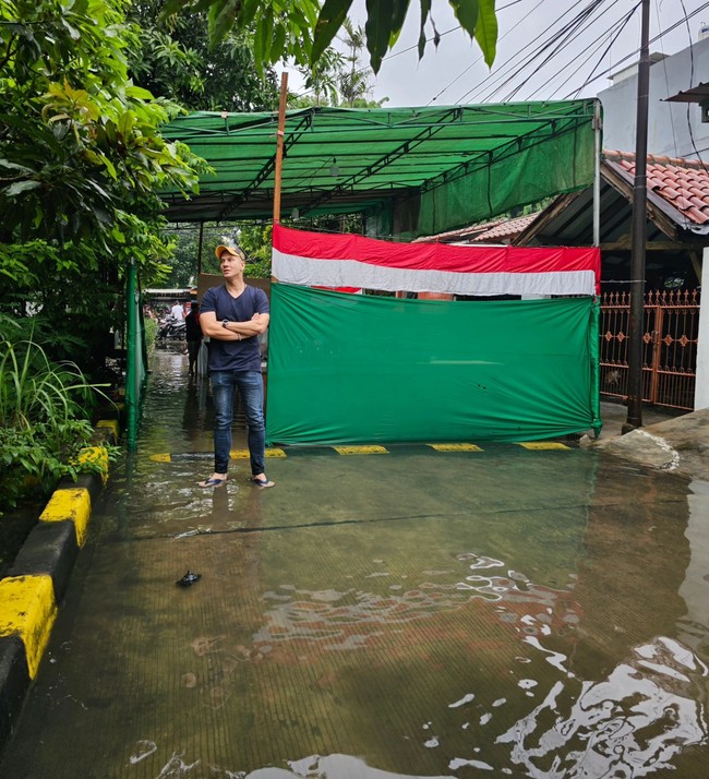 Bertrand AntolinPotret menarik dibagikan Bertrand Antolin yang kawasan rumahnya terendam banjir di hari Pemilu. Aktor tersebut terpaksa mengenakan sandal untuk mengantisipasi genangan air.  Foto: Instagram