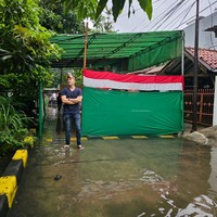 Bertrand AntolinPotret menarik dibagikan Bertrand Antolin yang kawasan rumahnya terendam banjir di hari Pemilu. Aktor tersebut terpaksa mengenakan sandal untuk mengantisipasi genangan air.  Foto: Instagram
