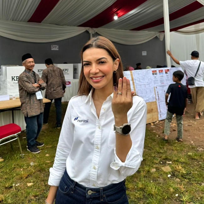 Najwa ShihabJurnalis ini sudah nyoblos Pemilu sejak pagi. Ia memberi suaranya selagi bergaya kasual. Najwa mengenakan kemeja putih yang dipadu dengan celana jeans. Foto: Instagram