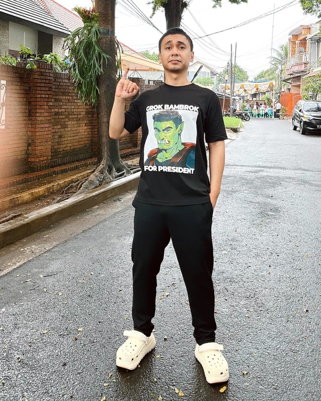 Raditya DikaArtis lain yang memilih gaya santai dengan kaus penuh makna adalah Raditya Dika. Komika dan penulis tersebut mengenakan kaus bergambar karakter game Dungeons & Dragons (DnD), Grok Bambrok yang memang sesuai momen.  Foto: Instagram