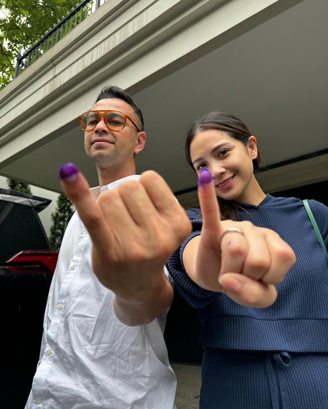 Raffi Ahmad dan Nagita SlavinaPasangan selebriti ini membagikan momen Pemilu 2024. Dalam foto yang diunggah Raffi bergaya rapi dengan kemeja putih. Sedangkan Nagita mengenakan setelan biru yang lebih kasual tapi tetap elegan.Foto: Instagram
