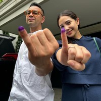 Raffi Ahmad dan Nagita SlavinaPasangan selebriti ini membagikan momen Pemilu 2024. Dalam foto yang diunggah Raffi bergaya rapi dengan kemeja putih. Sedangkan Nagita mengenakan setelan biru yang lebih kasual tapi tetap elegan.Foto: Instagram