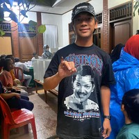 Rian DMasivRian DMasiv juga memilih kaus yang unik untuk pesta demokrasi kali ini. Ia memadukannya dengan celana jeans dan topi branded sehingga tampak stylish.Foto: Instagram