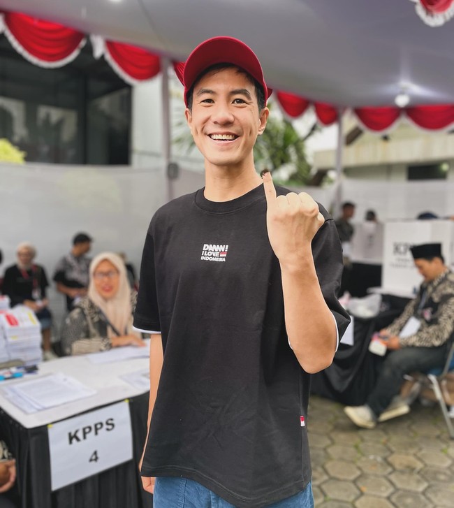 VJ DanielSaat nyoblos, banyak orang memilih untuk bergaya santai pakai kaus. VJ Daniel pun menerapkan t-shirt dari brand busananya sendiri yang menggaungkan cinta Tanah Air dipadukan topi merah.Foto: Instagram