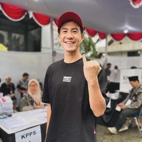 VJ DanielSaat nyoblos, banyak orang memilih untuk bergaya santai pakai kaus. VJ Daniel pun menerapkan t-shirt dari brand busananya sendiri yang menggaungkan cinta Tanah Air dipadukan topi merah.Foto: Instagram