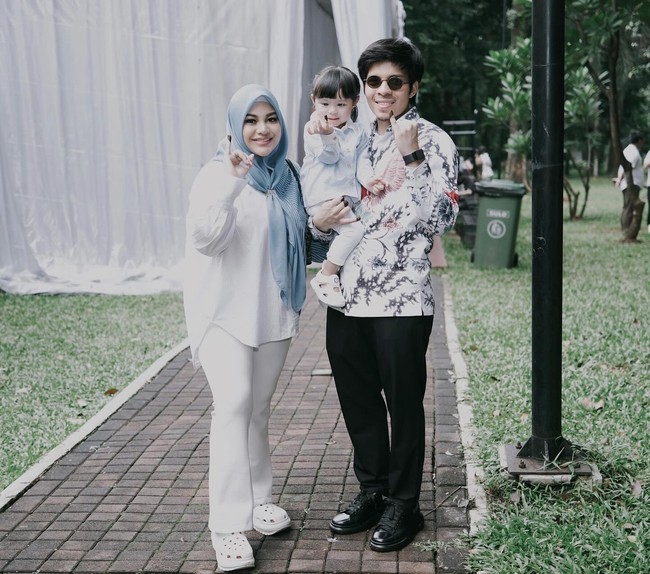 Atta dan Aurel Hermansyah  Berbeda dengan gaya artis-artis sebelumnya, Atta memilih tampil rapi dengan kemeja erbatik dan celana hitam. Ia pun ditemani sang putri ketika mencoblos Pemilu 2024. Sedangkan Aurel memakai busana serba putih. Foto: Instagram
