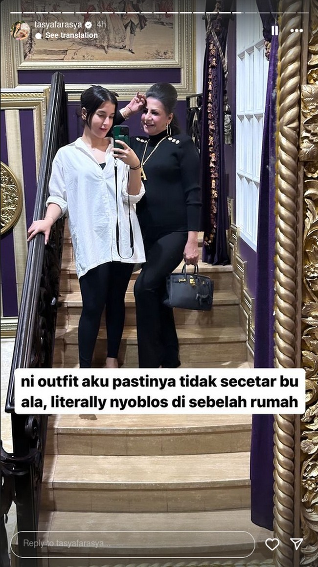Tasya FarasyaTasya juga membagikan gayanya ketika mencoblos. Selebgram kecantikan itu terlihat santai mengenakan kemeja putih oversized dan celana legging. Tasya nyoblos bareng sang ibu yang tampak bergaya dengan kalung emas dan tas Hermes.Foto: Instagram