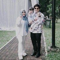 Atta dan Aurel Hermansyah  Berbeda dengan gaya artis-artis sebelumnya, Atta memilih tampil rapi dengan kemeja erbatik dan celana hitam. Ia pun ditemani sang putri ketika mencoblos Pemilu 2024. Sedangkan Aurel memakai busana serba putih. Foto: Instagram