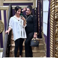 Tasya FarasyaTasya juga membagikan gayanya ketika mencoblos. Selebgram kecantikan itu terlihat santai mengenakan kemeja putih oversized dan celana legging. Tasya nyoblos bareng sang ibu yang tampak bergaya dengan kalung emas dan tas Hermes.Foto: Instagram