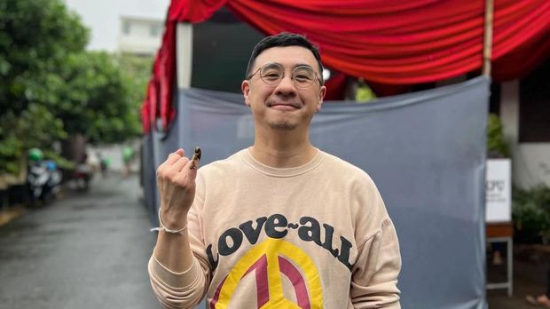 Axton Salim menunjukan jari kelingkingnya usai menggunakan hak pilihnya. (Instagram @axtonsalim)