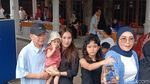 Pose 5 Jari dari Ayu Ting Ting Usai Nyoblos
