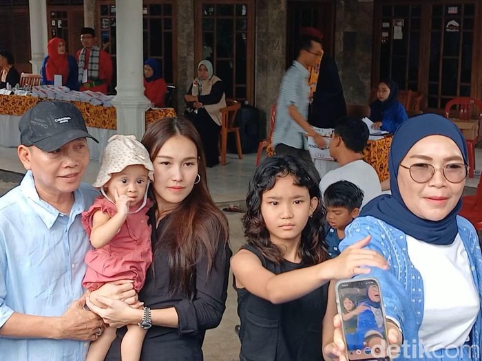 keluarga ayu ting ting