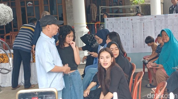 keluarga ayu ting ting