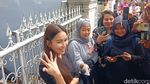 Pose 5 Jari dari Ayu Ting Ting Usai Nyoblos