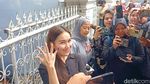 Pose 5 Jari dari Ayu Ting Ting Usai Nyoblos