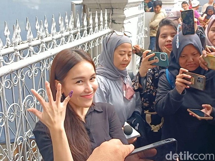 Ayu Ting Ting saat ditemui di deket rumahnya.