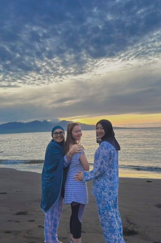 Tak hanya keluarga Ayu, rupanya keluarga calon suami Ayu, Muhammad Fardhana juga ikut berlibur bersama. Umi Kalsum pun membagikan kebersamaannya dengan keluarga Fardhana. Foto: Instagram