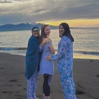 Tak hanya keluarga Ayu, rupanya keluarga calon suami Ayu, Muhammad Fardhana juga ikut berlibur bersama. Umi Kalsum pun membagikan kebersamaannya dengan keluarga Fardhana. Foto: Instagram